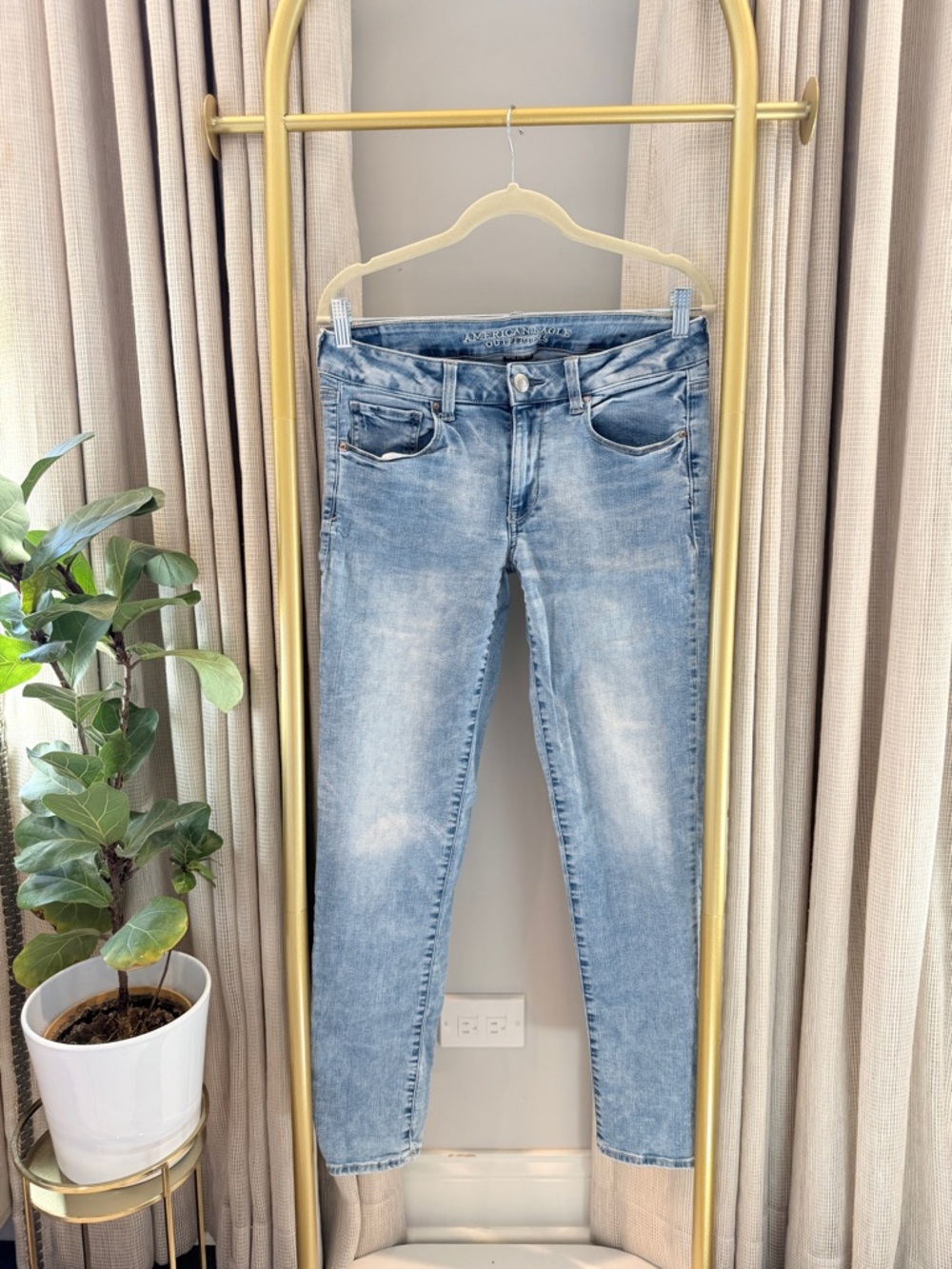 AMERICAN EAGLE OUTFITTERS Faded Light Blue Skinny Jeans